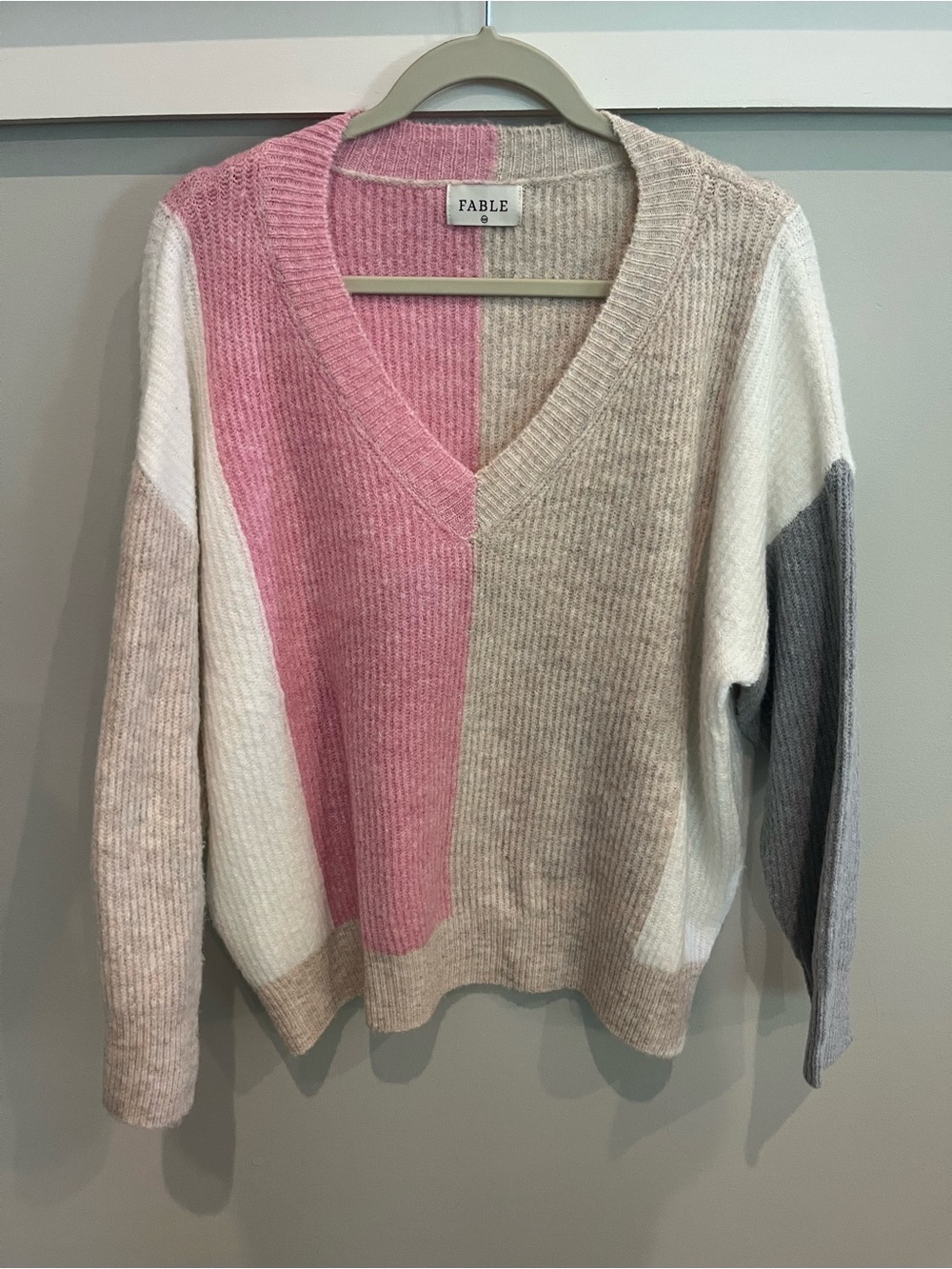 Lulus - Fable Colorblock V-Neck Sweater in Pink, Cream & Gray